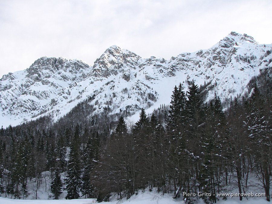 27 Pian della Palla- Le slavine sono scese nei canaloni.jpg